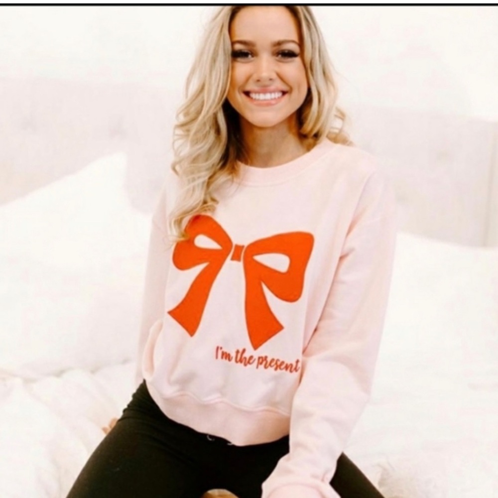Kittenish “I’m the present” crewneck